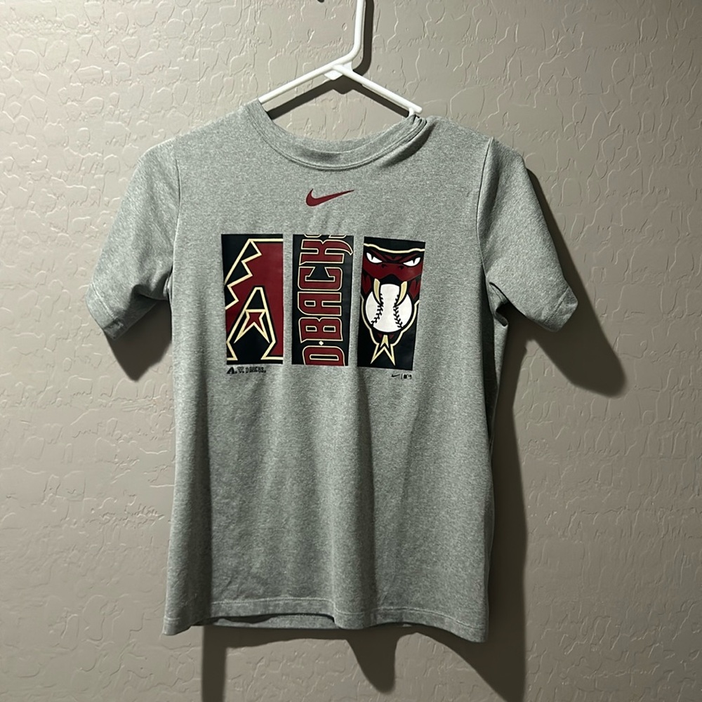 Kids gray Diamonds back nike t shirt/Size Medium